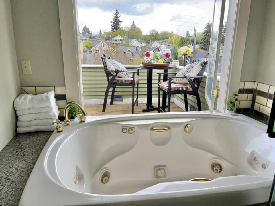 Seattle Escape Queen Anne w Private Deck